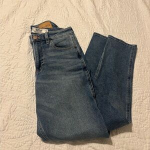Hollister Curvy High-Rise Mom Jeans